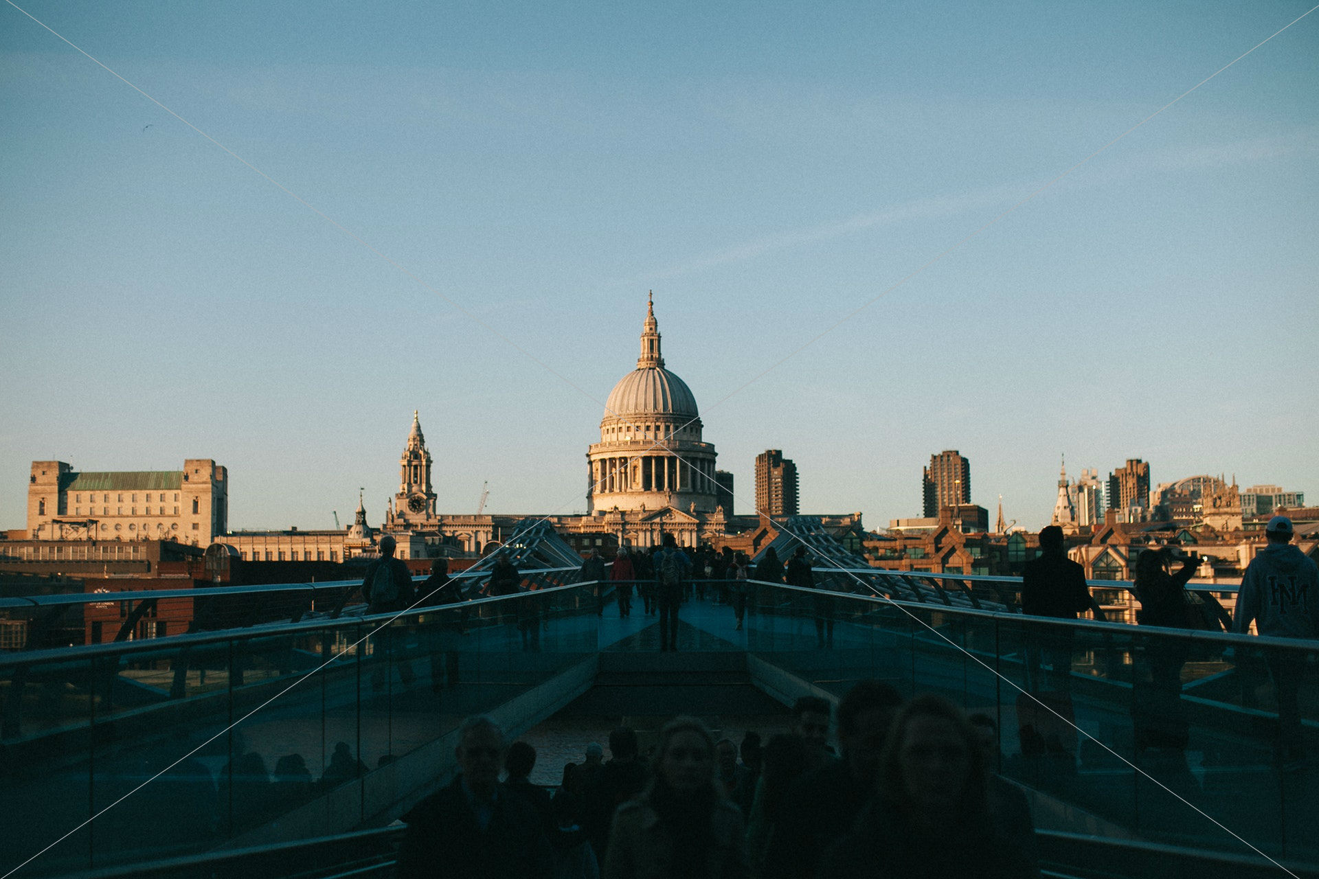 silhouette of people behind-st-paul-s-cathedral